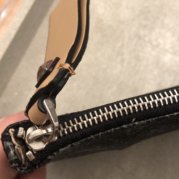 NEW Guess Black Hand Wristlet Bag Leopard Lining - Picture 4 of 8